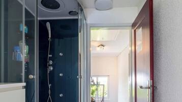 Douche, sĂšche-cheveux, serviettes fournies