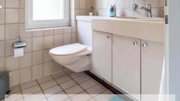 Douche, sèche-cheveux, serviettes fournies