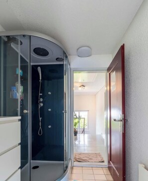 Dusche, Haartrockner, Handtücher