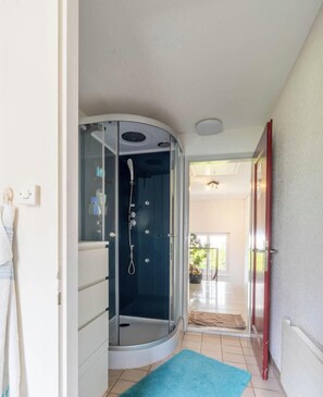 Dutxa, assecador de cabells i tovalloles 