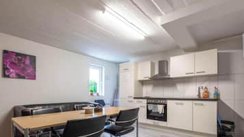 Réfrigérateur, four, batterie de cuisine, vaisselle et ustensiles