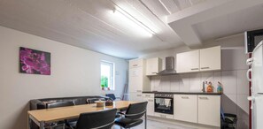 Frigorífic, forn i utensilis de cuina, vaixella i coberteria 