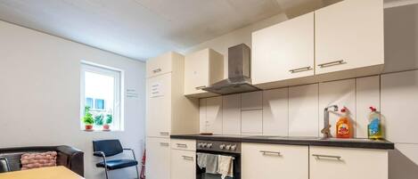 Kjøleskap, ovn og kjøkkenutstyr