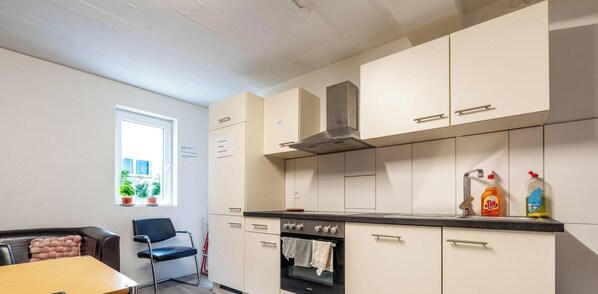 Frigorífic, forn i utensilis de cuina, vaixella i coberteria 