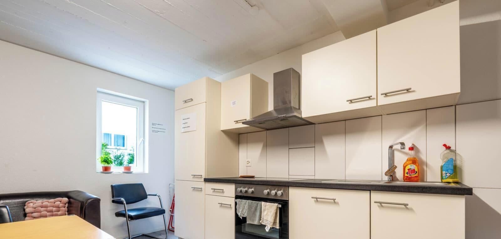 Kühlschrank, Ofen, Kochgeschirr/Geschirr/Besteck