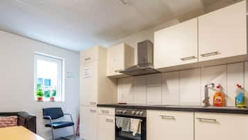 Kühlschrank, Ofen, Kochgeschirr/Geschirr/Besteck