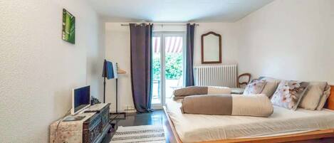 1 dormitori, planxa i posts de planxar, wifi i roba de llit