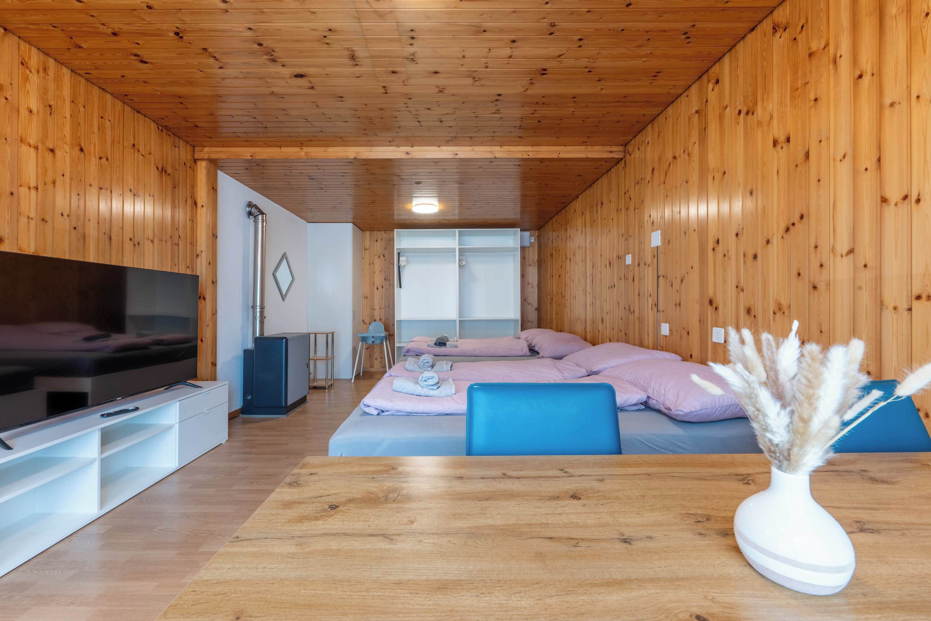 1 間睡房、書桌、熨斗/熨衫板、可攜式嬰兒床