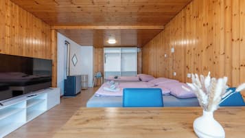 1 多间卧室、办公桌、熨斗/熨衣板、旅行婴儿床