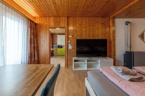1 dormitorio, escritorio, tabla de planchar con plancha y cuna de viaje