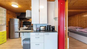 Kühlschrank, Ofen, Wasserkocher mit Kaffee-/Teezubehör, Wasserkocher