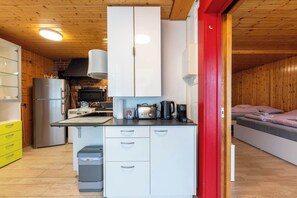 Frigorífico, horno, cafetera o tetera y hervidor eléctrico
