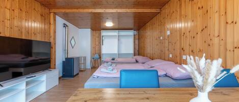 1 habitación, escritorio, tabla de planchar con plancha y cuna de viaje