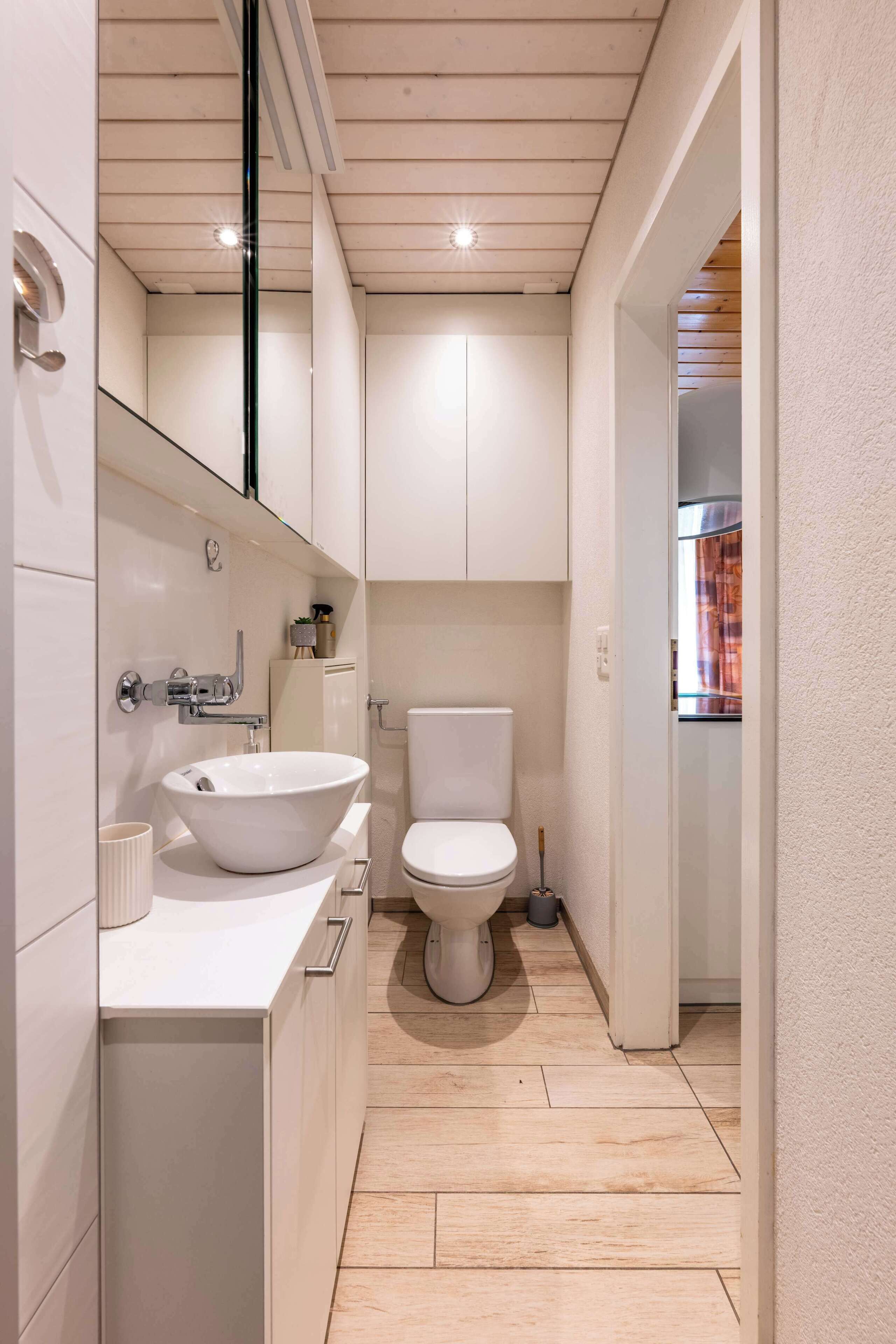 Regadera, secadora de cabello, toallas, shampoo 