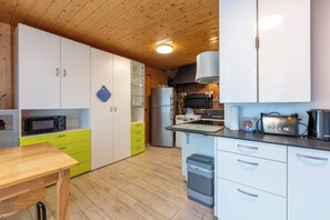Kühlschrank, Ofen, Wasserkocher mit Kaffee-/Teezubehör, Wasserkocher