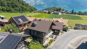 Un quartier résidentiel avec des maisons, des panneaux solaires et un lac en arrière-plan.