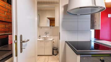 KĂŒhlschrank, Ofen, Wasserkocher mit Kaffee-/Teezubehör, Wasserkocher