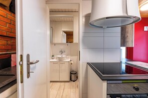 Réfrigérateur, four, cafetière/bouilloire, bouilloire électrique