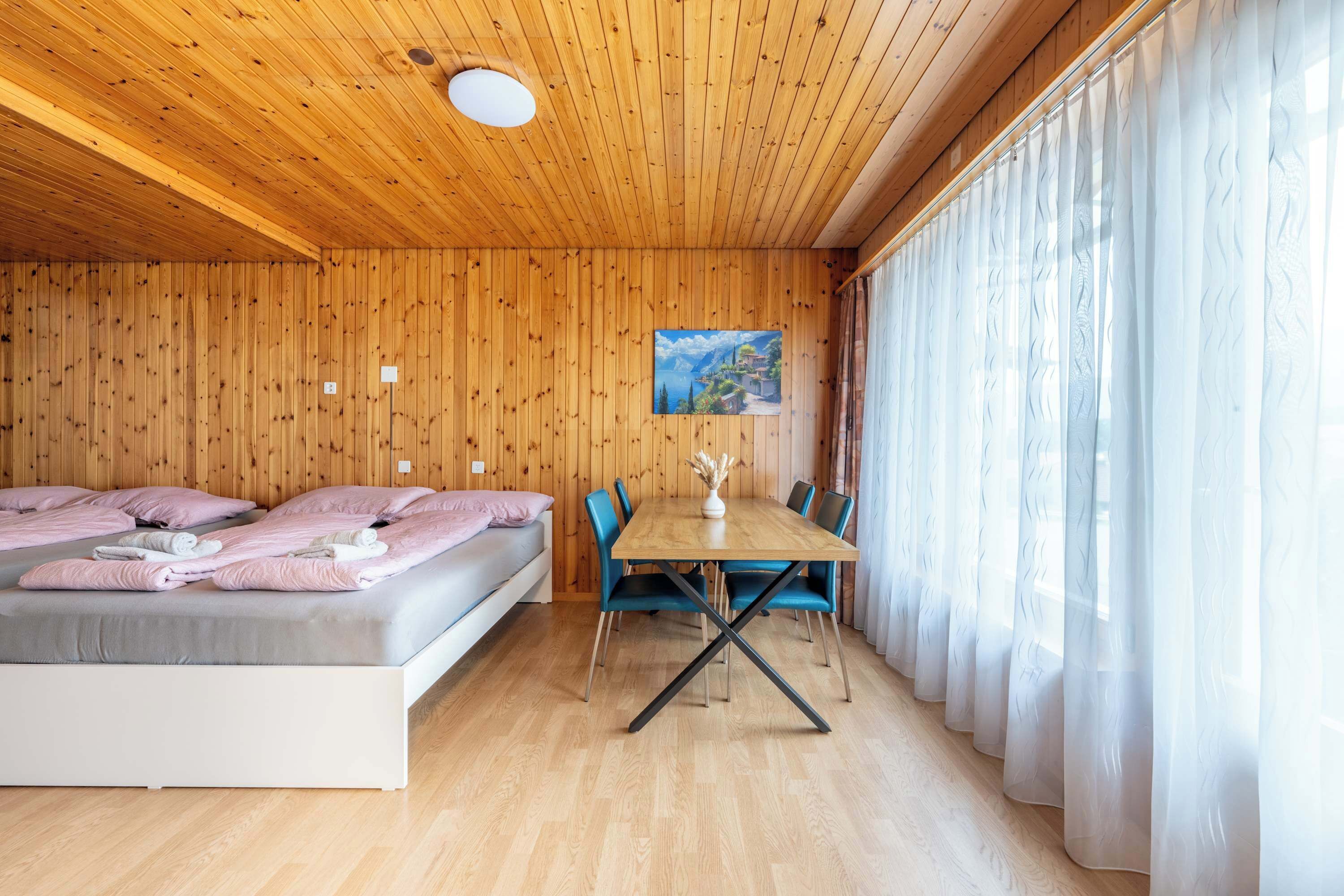 1 chambre, bureau, fer et planche à repasser, lit parapluie