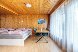 1 dormitorio, escritorio, tabla de planchar con plancha y cuna de viaje