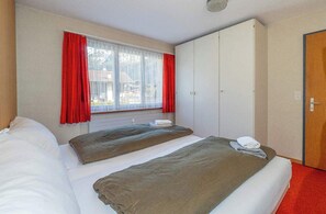 2 makuuhuonetta, silitysrauta/-lauta, vauvan matkasänky, Wi-Fi