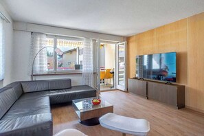 TV, offices - With mountain view & balcony | kitchen | parking (Kandersteg)