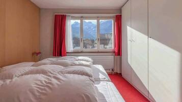 2 間睡房、書桌、熨斗/熨衫板、可攜式嬰兒床