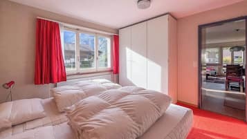 2 chambres, bureau, fer et planche Ă repasser, lit parapluie