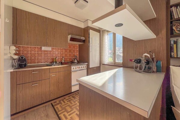 Jääkaappi, mikroaaltouuni, uuni, liesi