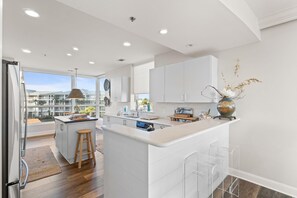 Condo, várias camas (La Playa 201) | Cozinha privada | Fogão, torradeira
