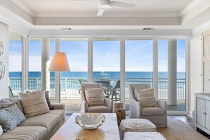 Condo, várias camas (La Playa 201) | Área de estar