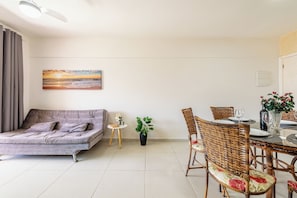 Apartment | Living area - 200m da praia c piscina e churrasqueira (Bertioga)
