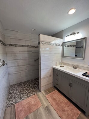 Shower, hair dryer, towels, soap - Private and nicely decorated guest house in a peaceful area. Full amenities! (Punta Gorda)