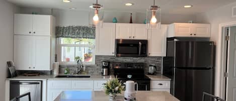 Micro-ondes, four, plaque de cuisson, lave-vaisselle