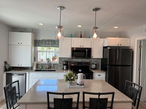 Microwave, oven, stovetop, dishwasher - Private and nicely decorated guest house in a peaceful area. Full amenities! (Punta Gorda)