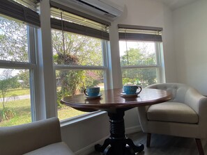 Dining - King Size Bed Studio Apartment With Screen Room (Cocoa)