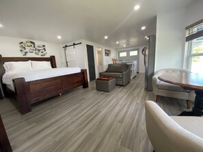 1 bedroom, WiFi, bed sheets - King Size Bed Studio Apartment With Screen Room (Cocoa)