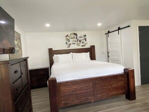 1 bedroom, WiFi, bed sheets - King Size Bed Studio Apartment With Screen Room (Cocoa)