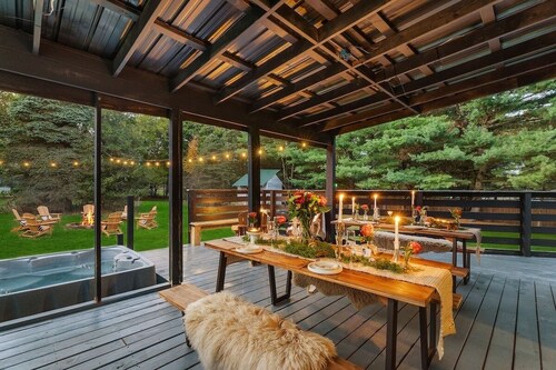 Dual Home Retreat! Walk Between Both! Sleeps 28! Dogs OK!