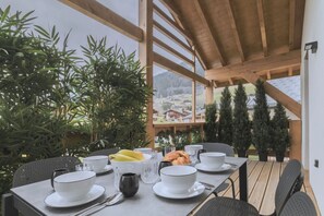 Outdoor dining - Apartment with Mezzanine & Indoor Pool (MEGEVE)