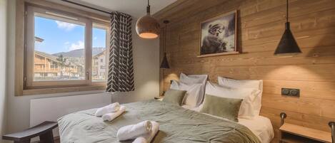 2 bedrooms, travel crib, free WiFi