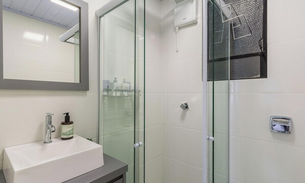 Basic Apartment | Bathroom | Shower - Studio in the Historic Center of PoA Ccf1410 (Porto Alegre)