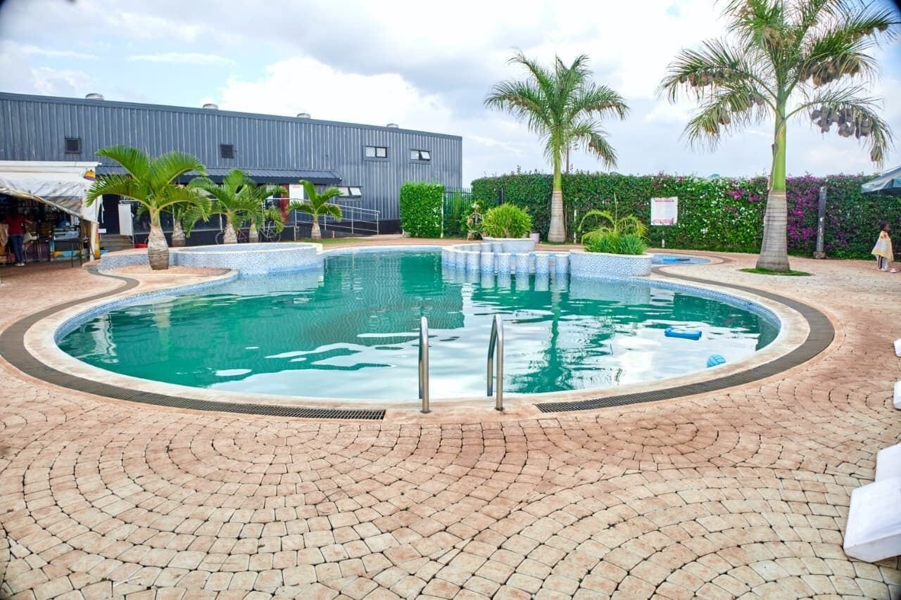 Una piscina al aire libre