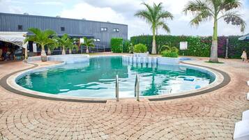 Una piscina al aire libre