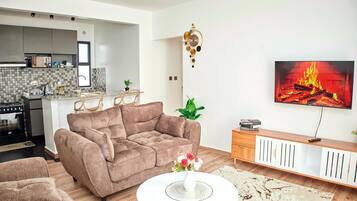 Smart TV, tavolo da calcetto, libri