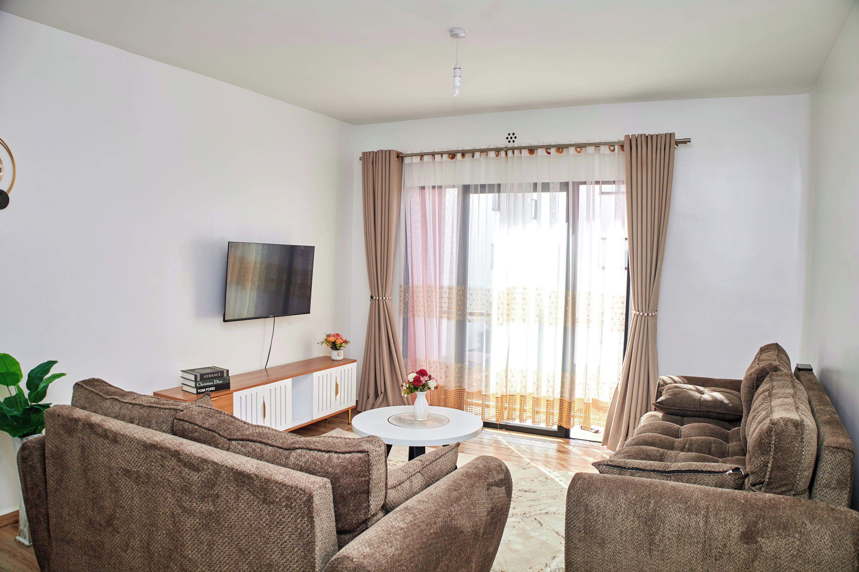 Smart-TV, Tischfußball, Bücher