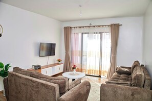 Smart-TV, Tischfußball, Bücher