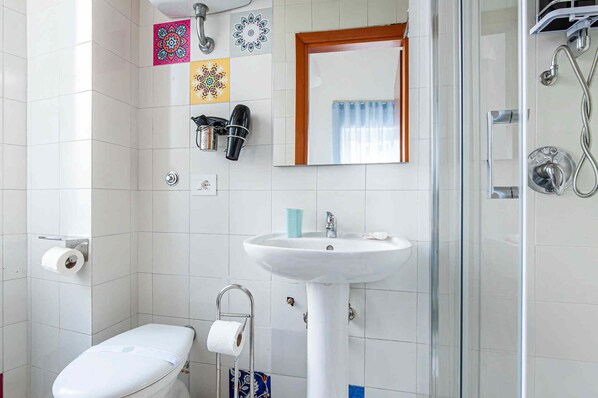 Dusche, Haartrockner, Handtücher, Seife