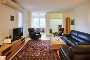 TV - Botanical Burla - Three Bedroom Apartment, Sleeps 6 (Jerusalem)