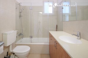 Een douche, een haardroger, handdoeken